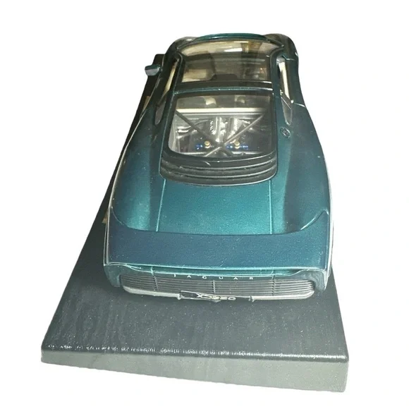 Vintage 1:18 scale diecast model of a 1992 Jaguar XJ220, manufactured by Maisto. - Picture 6 of 10
